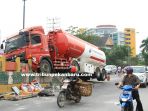 truk-tangki-pertamina-tabrak-pembatas-flyover-sudiman-harapan-raya_20181001_115938.jpg<pf>truk-tangki-pertamina-tabrak-pembatas-flyover-sudiman-harapan-raya_20181001_120024.jpg<pf>truk-tangki-pertamina-tabrak-pembatas-flyover-sudiman-harapan-raya_20181001_120101.jpg<pf>truk-tangki-pertamina-tabrak-pembatas-flyover-sudiman-harapan-raya_20181001_120134.jpg<pf>truk-tangki-pertamina-tabrak-pembatas-flyover-sudiman-harapan-raya_20181001_120201.jpg<pf>truk-tangki-pertamina-tabrak-pembatas-flyover-sudi