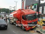 truk-tangki-pertamina-tabrak-pembatas-flyover-sudiman-harapan-raya_20181001_120024.jpg