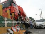 truk-tangki-pertamina-tabrak-pembatas-flyover-sudiman-harapan-raya_20181001_120134.jpg