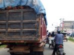 truk-tbs-sawit-masuk-kota-dumai_20180831_171648.jpg