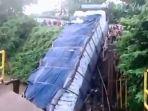 truk-tronton-bermuatan-berat-terjun-bebas-ke-sungai.jpg