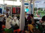 tunjukkan-proses-pembuatan-kertas-stand-rapp-di-riau-expo-dipadati-pelajar.jpg