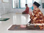 umat-muslim-sedang-berdoa-usai-melaksanakan-ibadah-sholat-di-masjid-1.jpg