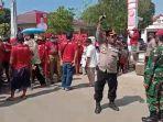 unik-cara-polisi-redam-emosi-dua-kubu-calon-kades-yang-saling-ejek-pakai-lantunan-sholawat-nabi.jpg
