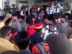 unjuk-rasa-depan-kantor-dprd-kabinhil_20151123_174825.jpg