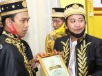 ustadz-abdul-somad-uas-saat-mendapat-gelar-imam-dari-kesultanan-sambas.jpg