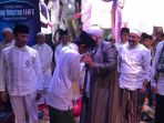 ustaz-abdul-somad-bersalaman-dengan-habib-syech-abdul-qodir-assegaf_20180904_103214.jpg