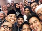 ustaz-abdul-somad-bersama-artis-indonesia_20180826_121221.jpg