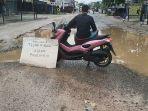viral-aksi-protes-unik-atas-jalan-rusak-di-riau-warga-mancing-dan-tanam-pisang-di-jalan-berlubang.jpg