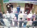 viral-video-imam-masjid-di-pekanbaru-ditampar-saat-pimpin-salat-subuh.jpg