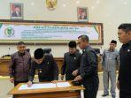 wakil-bupati-inhil-h-syamsuddin-uti-menandatangani.jpg