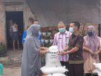 wakil-ketua-dprd-pekanbaru-t-azwendi-fajri-se-serahkan-bantuan.jpg
