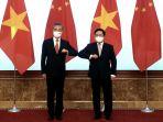 wakil-perdana-menteri-vietnam-pham-binh-minh-kanan-dan-menlu-china-wang-yi.jpg