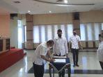 wakil_bupati_inhu_junaidi_rachmat_menandatangani_sk_sertijab_camat.jpg