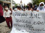 wali-murid-dan-siswa-sdn-01-unjuk-rasa-di-dprd3.jpg