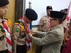 walikota-dumai-zulkifli-as-memasangkan-medali-kepada-kontingen-kwarcab-dumai_20170808_174137.jpg