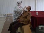 walikota-pekanbaru-dan-wawako-jalani-swab-test-sebelum-ikuti-kunjungan-presiden-ri-jokowi-ke-riau.jpg