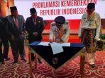 walikota-pekanbaru-firdaus-menandatangani-dokumen-pemekaran.jpg