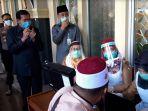 walikota-pekanbaru-firdaus-meninjau-langsung-proses-rapid-test-massal.jpg