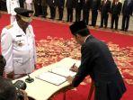 wan_thamrin_hasyim_resmi_dilantik_sebagai_gubenur_riau_definitif.jpg