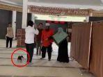 wanita-bawa-anjing-ke-masjid-di-sentul.jpg