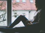 wanita-duduk-di-jendela-depresi.jpg