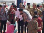 wanita-terobos-paspampres-dan-langsung-bersimpuh-di-hadapan-jokowi.jpg