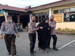 wanita-yang-menabrakkan-dirinya-ke-polres-pematangsiantar-diamankan-polisi.jpg