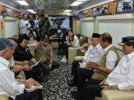 wapres-maruf-amin-menggelar-rapat-di-kereta-api.jpg