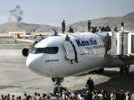 warga-afghanistan-naik-ke-atas-sebuah-pesawat-saat-mereka-menunggu-di-bandara-kabul.jpg