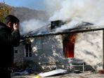 warga-armenia-membakar-rumah-mereka-di-kawasan-nagorno-karabakh.jpg