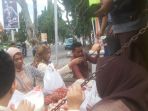 warga-beli-daging-kerbau-bulog_20170612_202922.jpg