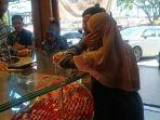 warga-beli-emas-perhiasan-di-toko-emas-jalan-tuanku-tambusai.jpg