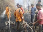 warga-desa-bandul-tampak-antusias-membantu-tim-fire-fighter-rapp_20151023_161122.jpg