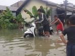 warga-dorong-motor-imbas-banjir-pekanbaru.jpg