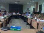 warga-ke-dprd-inhil-perkebunan-kelapa-hama-kumbang-monyet-07102015_20151007_144434.jpg
