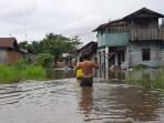 warga-melintasi-banjir-di-rumbai-pekanbaru.jpg