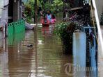 warga-melintasi-genangan-banjir-di-jakarta.jpg