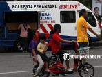 warga-memanfaatkan-pelayanan-mobil-sim-keliling-di-jalan-gajah-mada-saat-car-free-day_20180114_115835.jpg