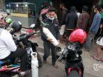 warga-mengantre-untuk-mengisi-ulang-tabung-oksigen.jpg