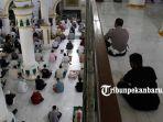 warga-pekanbaru-sholat-jumat-pakai-masker-di-masjid-agung-paripurna-ar-rahman-ini-yang-terjadi.jpg
