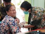 warga-pelalawan-mendapatkan-vaksin-rabies.jpg