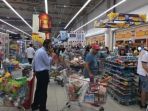 warga-qatar-antre-di-pasar-swalayan_20170606_212158.jpg