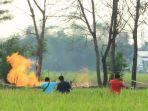 warga-saat-melihat-semburan-api-di-desa-sukaperna.jpg