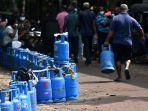 warga-sri-lanka-mengantre-untuk-membeli-lpg.jpg