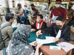 warga-yang-terjaring-operasi-yustisi-penegakan-disiplin-menjalani-sidang-di-posko-covid-19.jpg