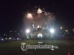 warna-warni-kembang-api-meriahkan-malam-pembukaan-mtq_20181102_170724.jpg