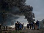 wartawan-dan-penduduk-berdiri-saat-asap-mengepul-setelah-serangan-oleh-rusia-di-odessa.jpg