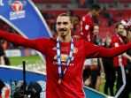 zlatan-ibrahimovic-memegang-trofi-piala-liga-inggris_20170304_091727.jpg