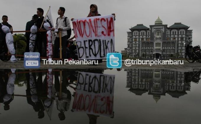 FOTO: Demo Jokowi, Mahasiswa Kembali Bakar Replika Pocong - demo2jjk.jpg